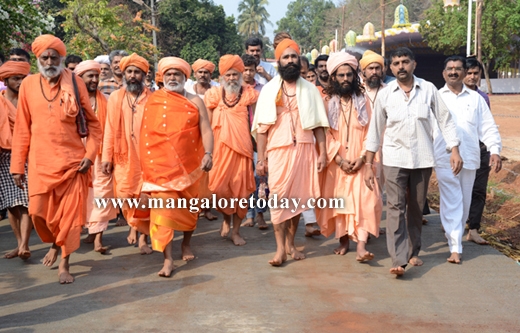 Moily rebukes detractors of CM Siddaramaiah 3